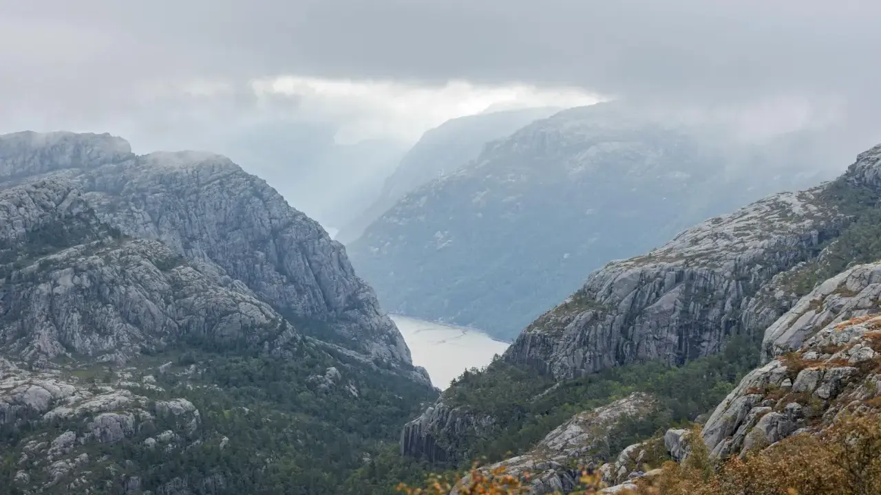 Mglisty fiord otoczony skalistymi górami, idealny widok po dotarciu na Preikestolen. Jak dojechać?