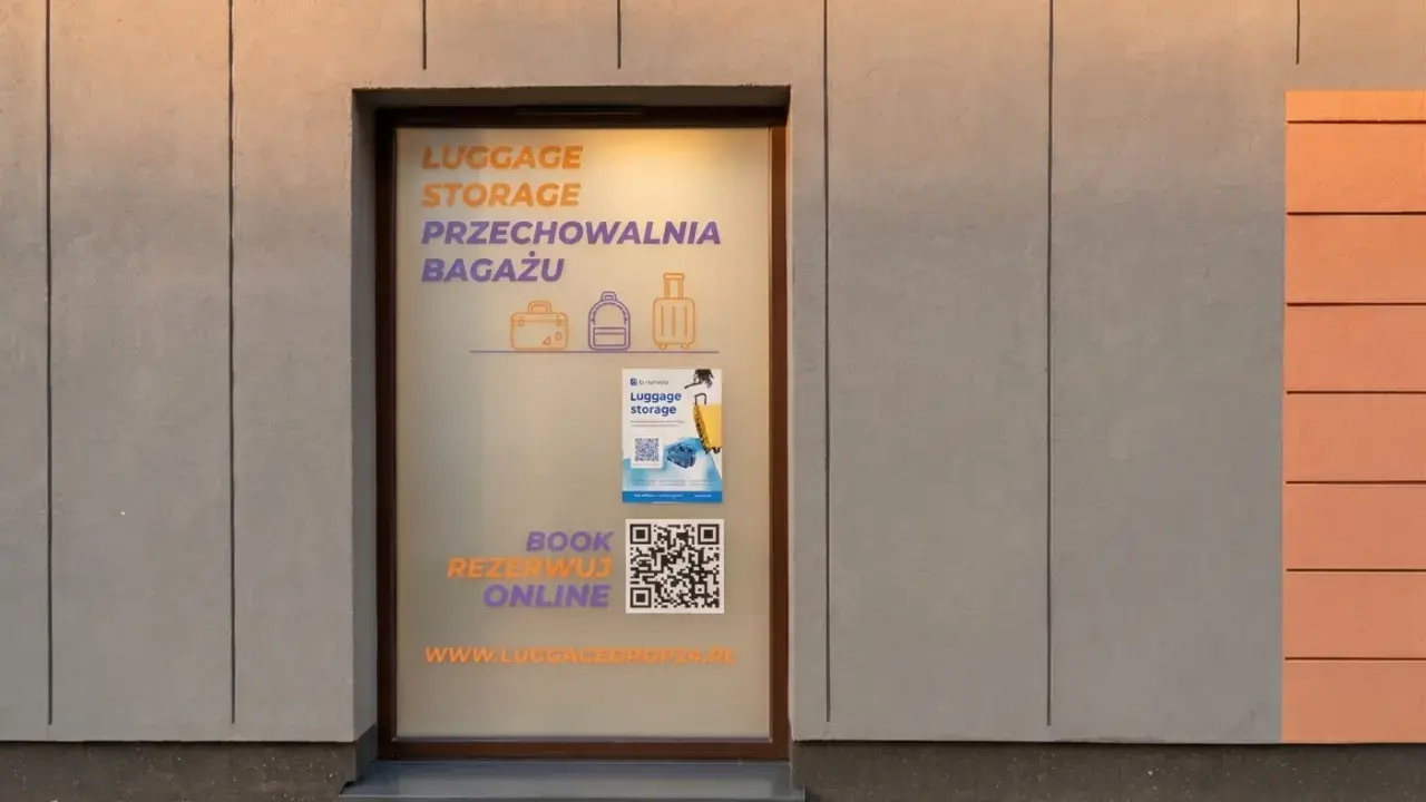 Przechowalnia bagażu w Budapeszcie. Szyba z napisem "Luggage Storage" i "Przechowalnia Bagażu". QR kod do rezerwacji online.