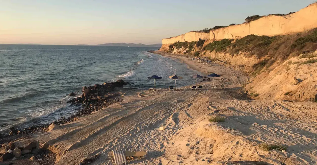 Piękna plaża z klifem i morzem. Idealne miejsce, by odpocząć i zobaczyć zachód słońca.