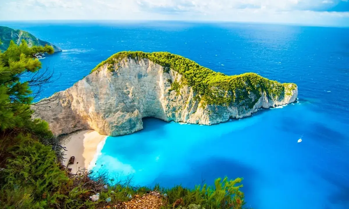 Navagio Beach, jedna z najpiękniejszych greckich atrakcji, z turkusową wodą i białym piaskiem.