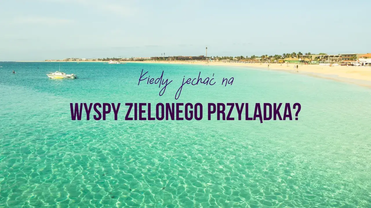 Turkusowa woda i piaszczysta plaża na Wyspach Zielonego Przylądka. Napis: "Kiedy jechać na Wyspy Zielonego Przylądka?".