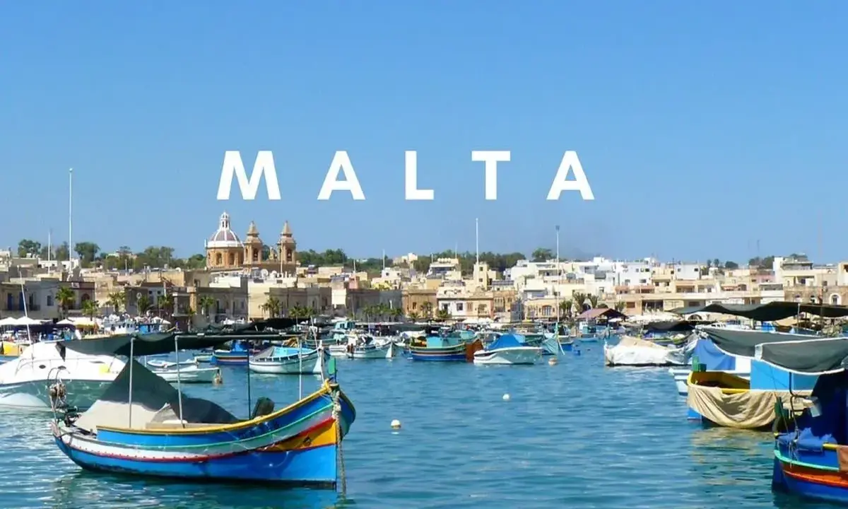Malta: kolorowe łodzie luzzu w zatoce, malownicze miasteczko z kościołem. Idealne miejsce, by zobaczyć!