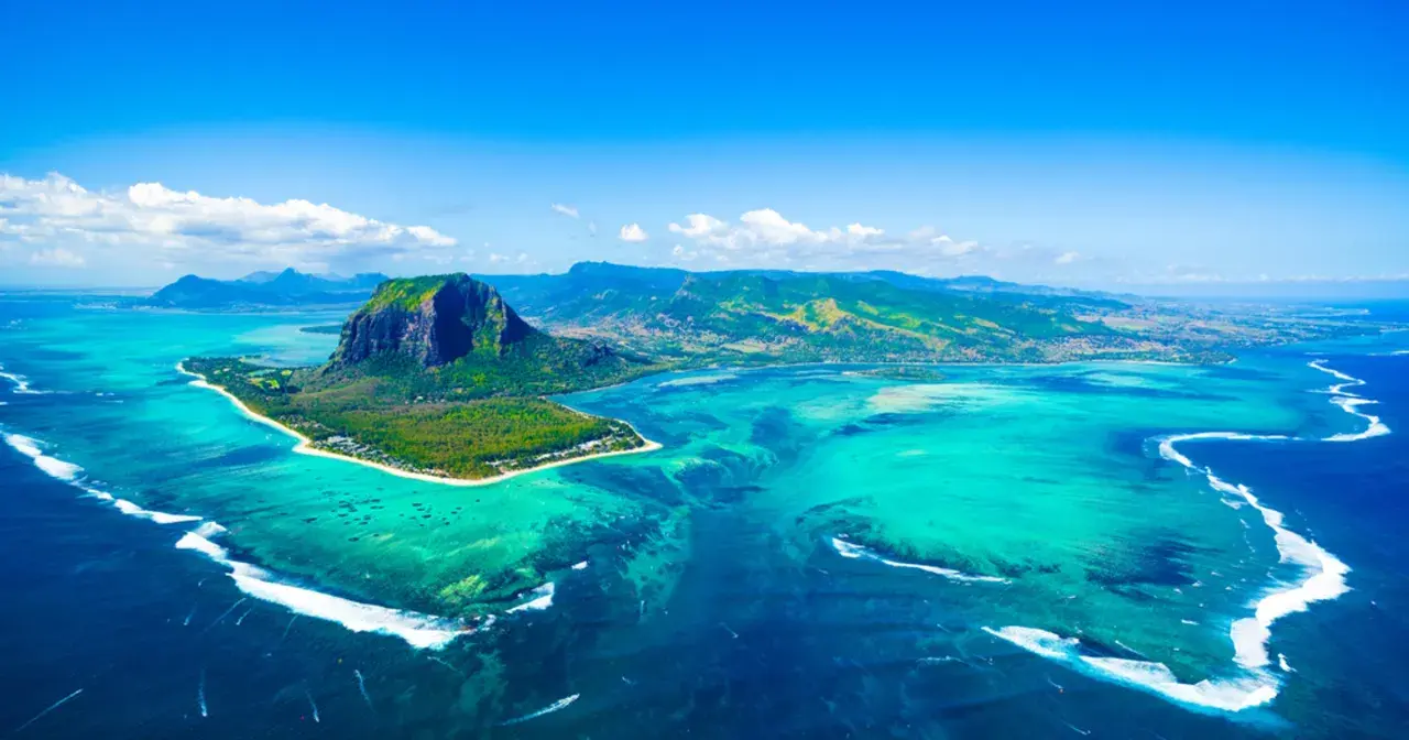 Widok z lotu ptaka na Le Morne Brabant na Mauritiusie. Turkusowa woda, białe fale i zielone wzgórza. Czy warto tam pojechać? Tak!