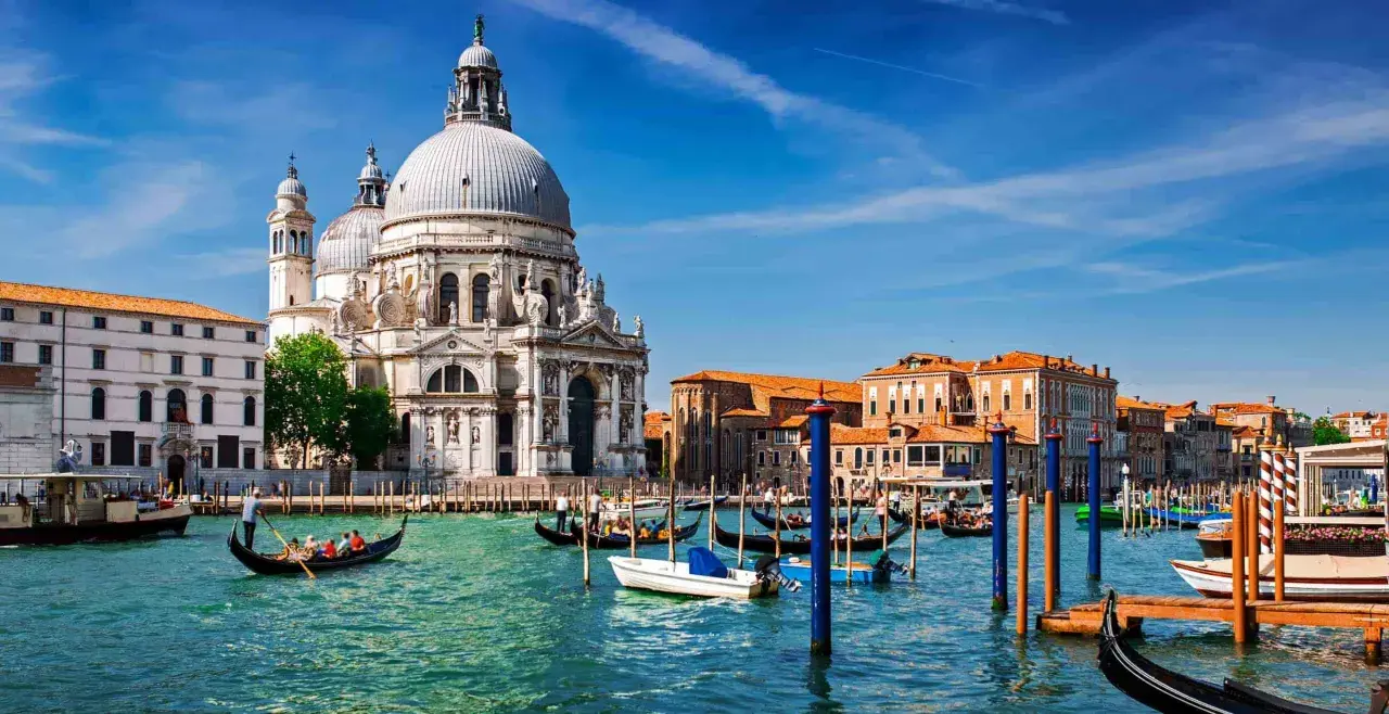 Po podróży pociągiem z Bergamo, wenecki kanał wita gondolami i Bazyliką Santa Maria della Salute.