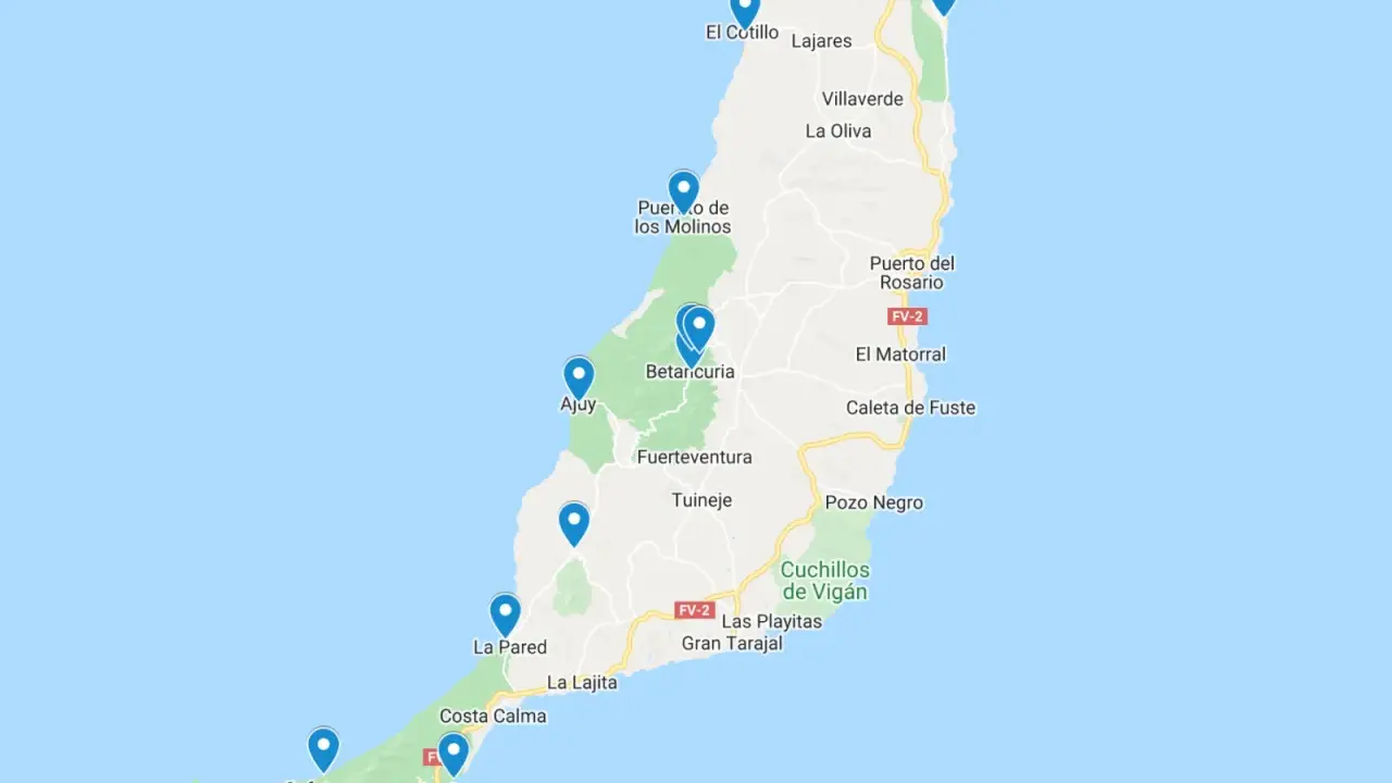 Mapa Fuerteventury z zaznaczonymi miejscowościami: Corralejo, El Cotillo, Puerto del Rosario, Betancuria, Ajuy, Costa Calma, Morro Jable.