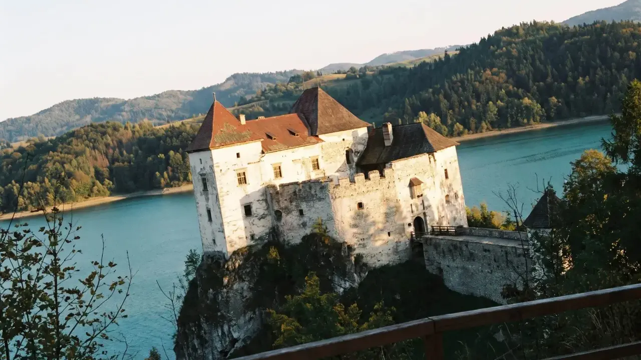 Zamek w Niedzicy na skale nad jeziorem. Warto kupić zamek w Niedzicy bilety i zwiedzić to miejsce.