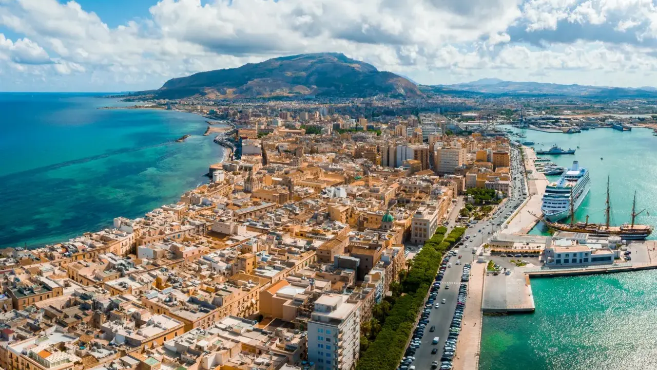 Widok na port i miasto z górami w tle. Czy to Trapani czy Palermo? Trudno odróżnić, oba piękne!