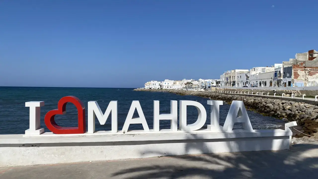 Mahdia Tunezja co warto zobaczyć? Napis "I ❤️ MAHDIA" na tle morza i białych budynków.