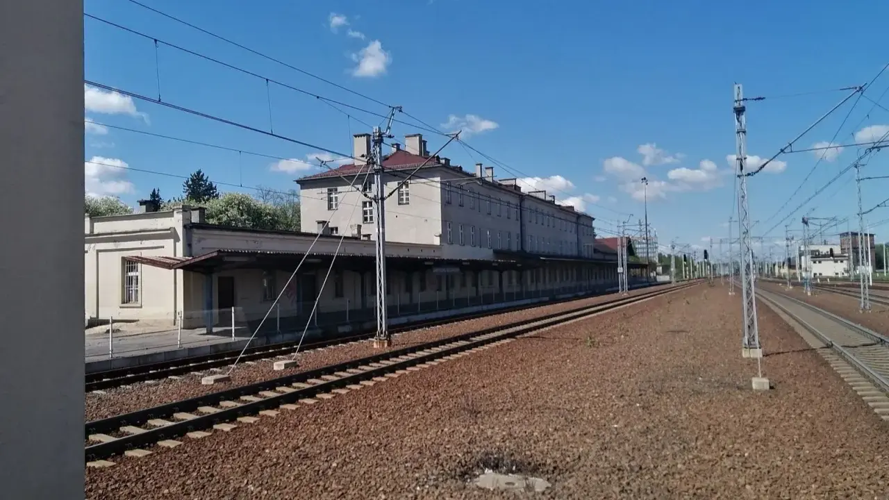 Dworzec PKP Jaworzno Szczakowa, z którego odjeżdżają pociągi do Krakowa, w słoneczny dzień.
