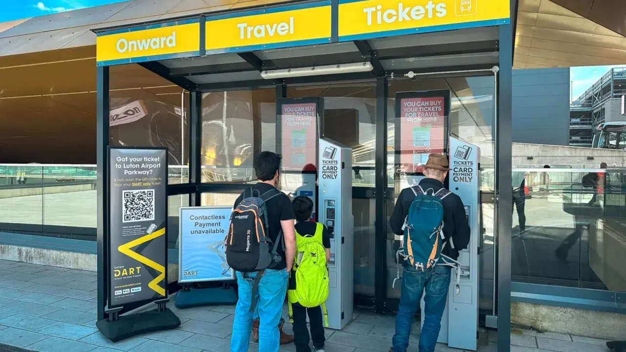 Ludzie kupują bilety na DART, aby dojechać do centrum z Luton Airport Parkway.