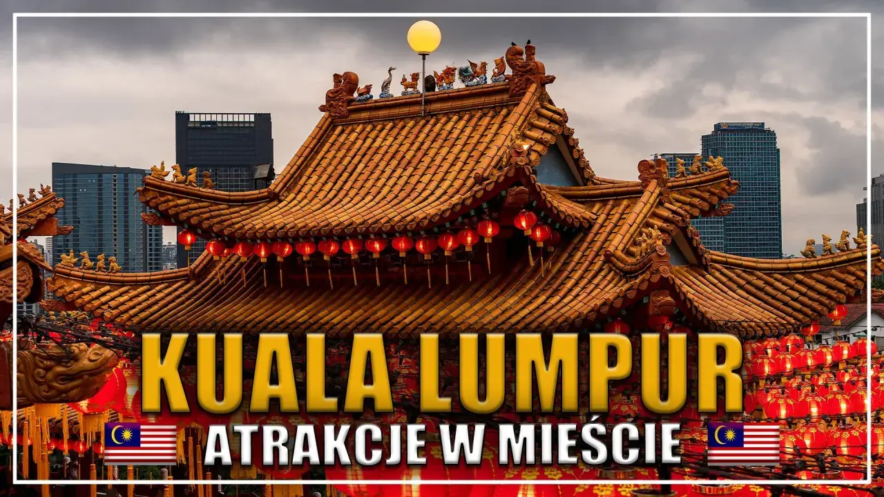 Tradycyjna świątynia z czerwonymi lampionami w Kuala Lumpur, otoczona nowoczesnymi wieżowcami.
