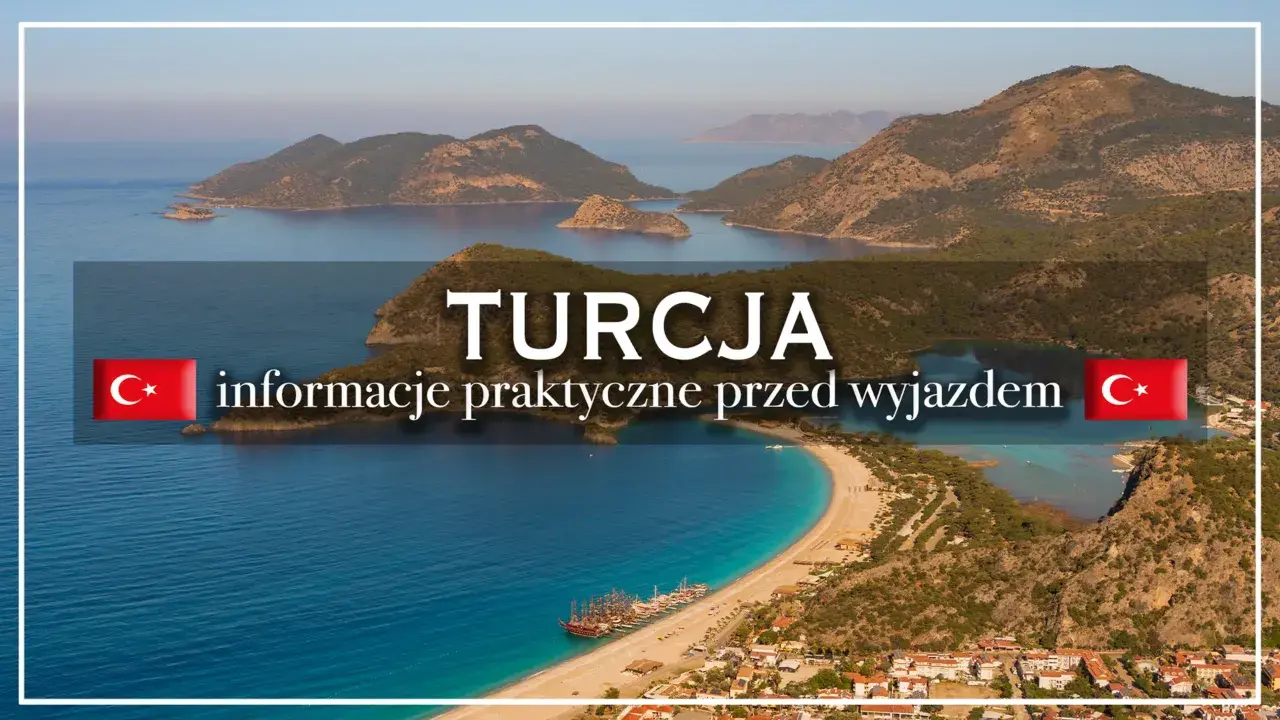 Turecka zatoka z łodziami i tekstem "TURCJA informacje praktyczne przed wyjazdem". Co warto wiedzieć o tym pięknym kraju?