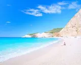 Rajskie lefkada plaże z turkusową wodą i białym piaskiem. Kobieta odpoczywa na plaży, podziwiając widok.