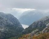 Mglisty fiord otoczony skalistymi górami, idealny widok po dotarciu na Preikestolen. Jak dojechać?