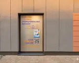 Przechowalnia bagażu w Budapeszcie. Szyba z napisem "Luggage Storage" i "Przechowalnia Bagażu". QR kod do rezerwacji online.