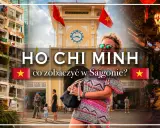 Kobieta w kolorowej sukience na tle tętniącego życiem Sajgonu, z widokiem na budynki i nocne latarnie. Odkryj atrakcje Ho Chi Minh!
