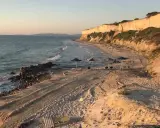 Piękna plaża z klifem i morzem. Idealne miejsce, by odpocząć i zobaczyć zachód słońca.