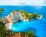 Navagio Beach, jedna z najpiękniejszych greckich atrakcji, z turkusową wodą i białym piaskiem.