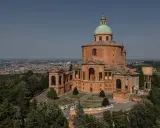 Bazylika na wzgórzu, jedna z głównych bolonia atrakcje, z widokiem na miasto.