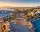 Widok na port jachtowy i plażę w słoneczny dzień. Idealne miejsce, by odkryć, co warto zobaczyć na Costa del Sol.