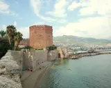 Zamek w Alanyi, idealne miejsce, by zobaczyć, co zwiedzić. Plaża, morze i zabytkowa twierdza.