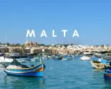 Malta: kolorowe łodzie luzzu w zatoce, malownicze miasteczko z kościołem. Idealne miejsce, by zobaczyć!