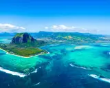 Widok z lotu ptaka na Le Morne Brabant na Mauritiusie. Turkusowa woda, białe fale i zielone wzgórza. Czy warto tam pojechać? Tak!