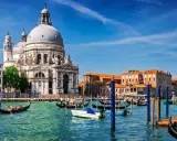 Po podróży pociągiem z Bergamo, wenecki kanał wita gondolami i Bazyliką Santa Maria della Salute.