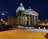 Panteon w Paryżu nocą, oświetlony blaskiem księżyca i latarni, to widok, co warto zobaczyć w Paryżu nocą.