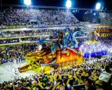 Smok i smoki na platformie, tłumy wiwatują na karnawale w Rio 2024.