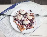 Naleśnik gigant z jagodami i lodami, idealny deser w Bieszczadach. Gdzie zjeść? W Wędrowcu!
