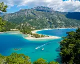 Oludeniz, Turcja – jedno z najpiękniejszych miejsc w Turcji. Błękitna laguna, piaszczysta plaża i góry tworzą rajski krajobraz.