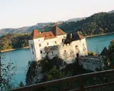 Zamek w Niedzicy na skale nad jeziorem. Warto kupić zamek w Niedzicy bilety i zwiedzić to miejsce.