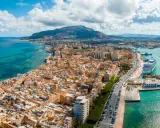 Widok na port i miasto z górami w tle. Czy to Trapani czy Palermo? Trudno odróżnić, oba piękne!