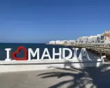Mahdia Tunezja co warto zobaczyć? Napis "I ❤️ MAHDIA" na tle morza i białych budynków.