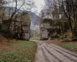 Droga przez skalne wrota, niczym brama krakowska w Ojcowie, zaprasza w głąb lasu.