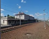 Dworzec PKP Jaworzno Szczakowa, z którego odjeżdżają pociągi do Krakowa, w słoneczny dzień.