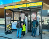 Ludzie kupują bilety na DART, aby dojechać do centrum z Luton Airport Parkway.