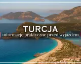 Turecka zatoka z łodziami i tekstem "TURCJA informacje praktyczne przed wyjazdem". Co warto wiedzieć o tym pięknym kraju?