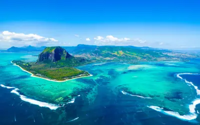 Widok z lotu ptaka na Le Morne Brabant na Mauritiusie. Turkusowa woda, białe fale i zielone wzgórza. Czy warto tam pojechać? Tak!