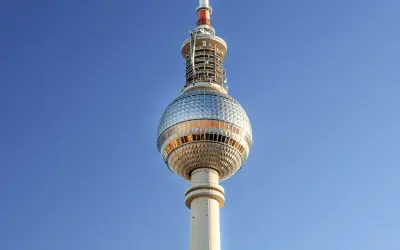 Wieża telewizyjna w Berlinie. Czy warto kupić Berlin Welcome Card, by zobaczyć to i inne atrakcje?