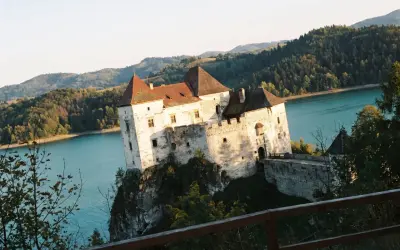 Zamek w Niedzicy na skale nad jeziorem. Warto kupić zamek w Niedzicy bilety i zwiedzić to miejsce.
