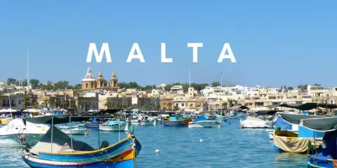 Malta: kolorowe łodzie luzzu w zatoce, malownicze miasteczko z kościołem. Idealne miejsce, by zobaczyć!