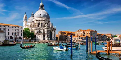 Po podróży pociągiem z Bergamo, wenecki kanał wita gondolami i Bazyliką Santa Maria della Salute.