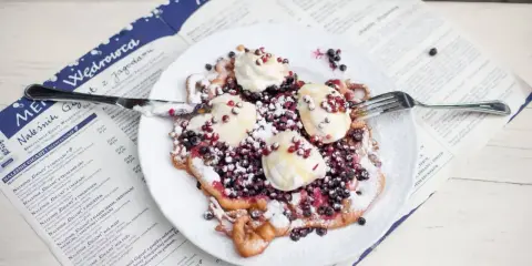 Naleśnik gigant z jagodami i lodami, idealny deser w Bieszczadach. Gdzie zjeść? W Wędrowcu!
