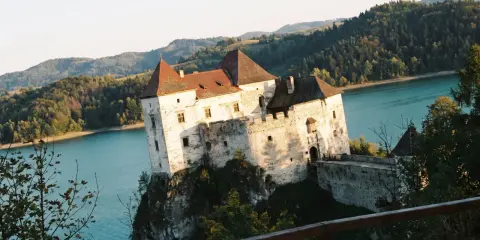 Zamek w Niedzicy na skale nad jeziorem. Warto kupić zamek w Niedzicy bilety i zwiedzić to miejsce.