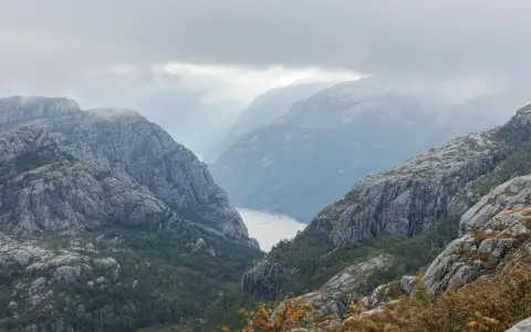 Mglisty fiord otoczony skalistymi górami, idealny widok po dotarciu na Preikestolen. Jak dojechać?