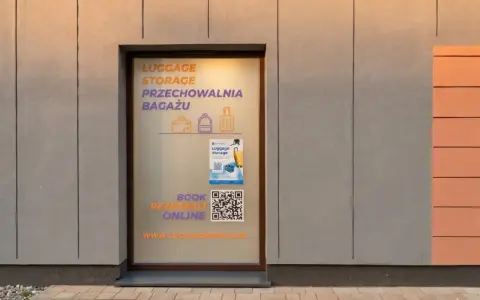 Przechowalnia bagażu w Budapeszcie. Szyba z napisem "Luggage Storage" i "Przechowalnia Bagażu". QR kod do rezerwacji online.