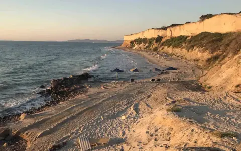 Piękna plaża z klifem i morzem. Idealne miejsce, by odpocząć i zobaczyć zachód słońca.