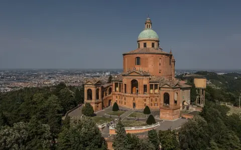 Bazylika na wzgórzu, jedna z głównych bolonia atrakcje, z widokiem na miasto.